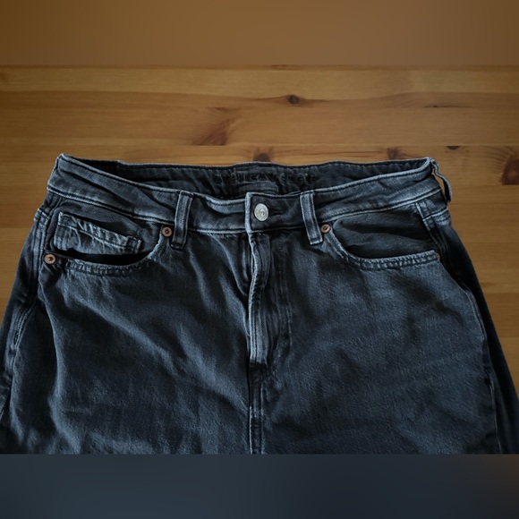 American Eagle Busted Knee Distressed Strigid Mom Jeans Size 10 Short - Picture 7 of 16